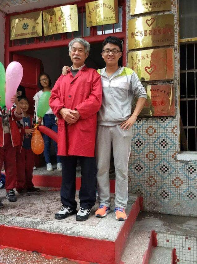 离开之前和创建孤儿院的老爷爷的一张合照